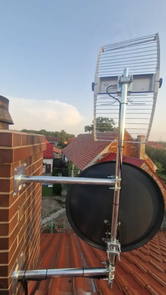 Antena satelitarna zamontowana na jednym uchwycie z anteną kierunkową DVB-T2. Anteny zamontowane na kominie